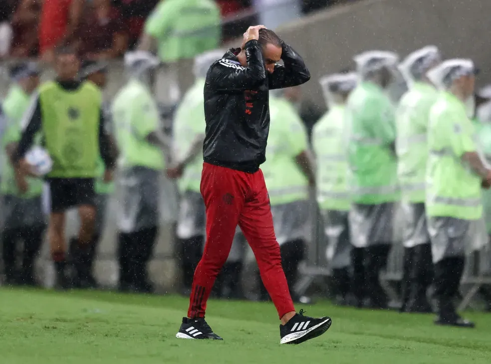 Vitor Pereira (VP) reagindo à derrota do Flamengo para o Del Valle no Maracanã pela Recopa