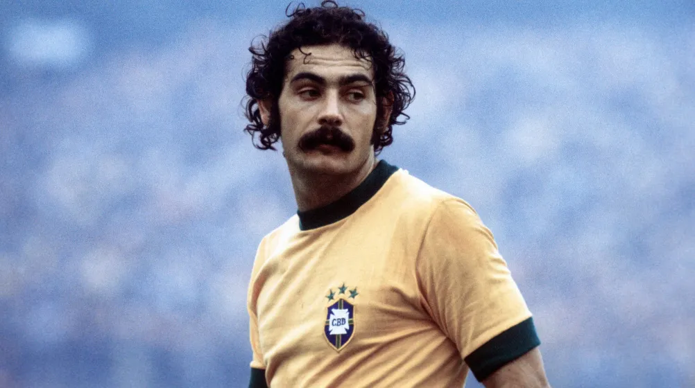 Rivellino com a camisa da seleção brasileira