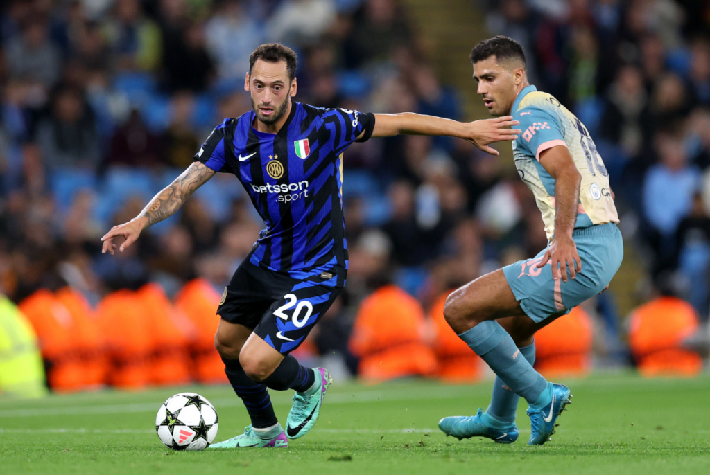 Hakan Çalhanoglu engolindo Rodri no meio campo