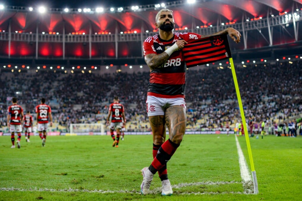 Gabigol apoiado na bandeirinha