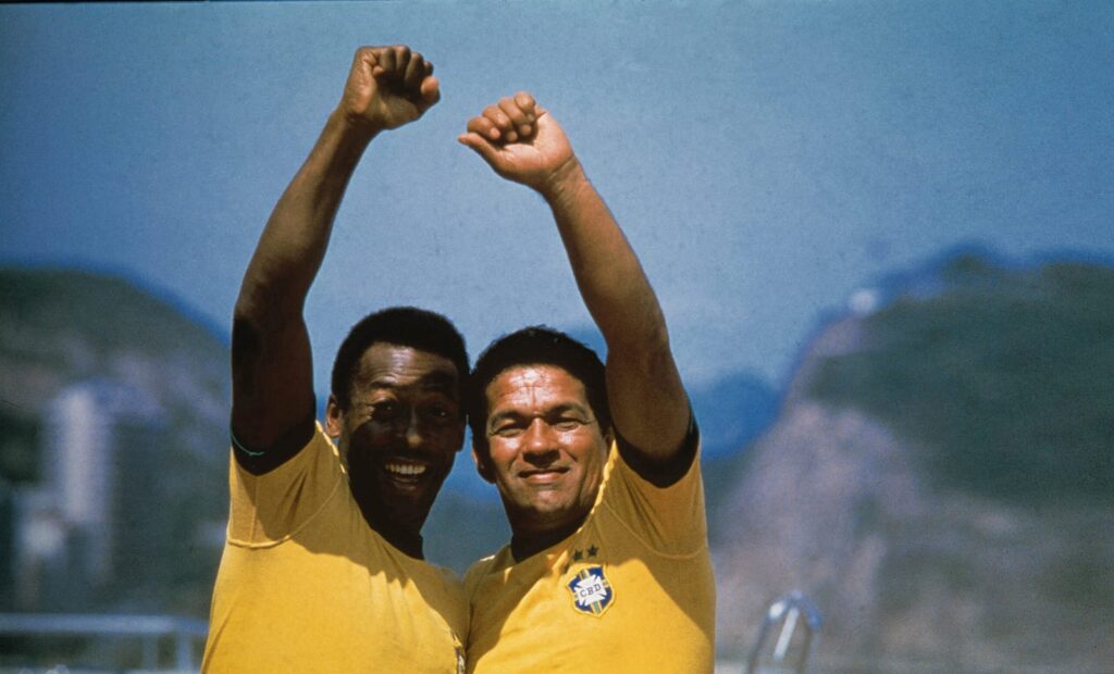 pelé e garrincha de punhos cerrados